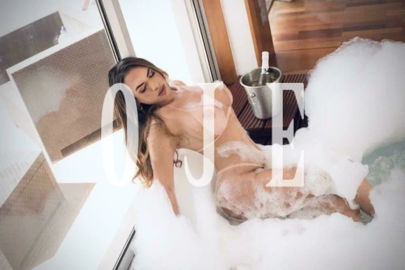 Larissinha,  &eacute; Larissinha, sou uma acompanhan