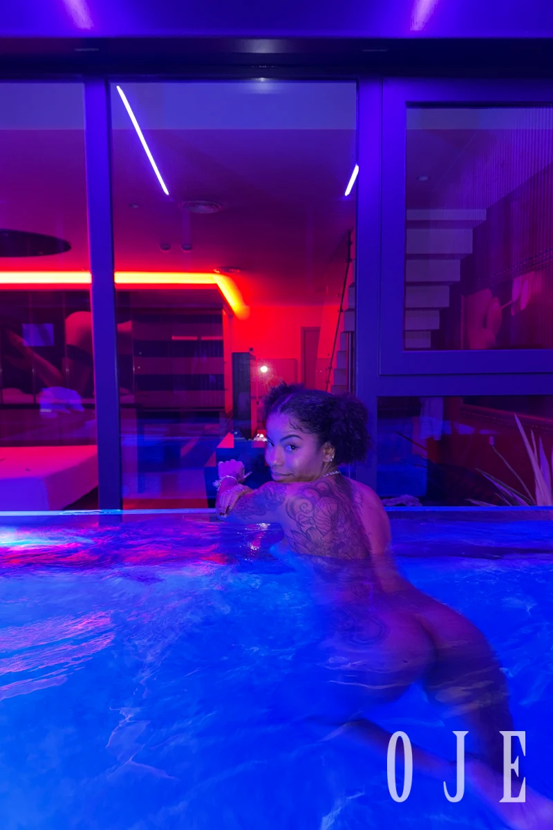 stories-slider-content