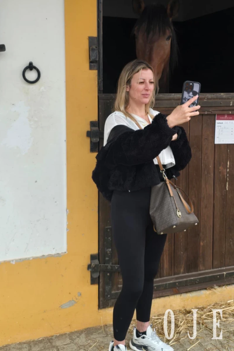 stories-slider-content