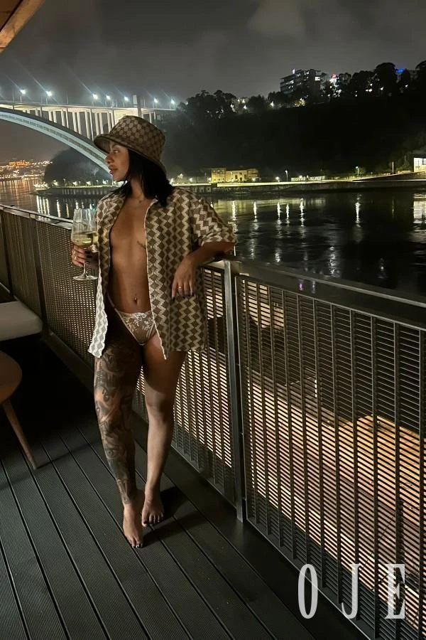 stories-slider-content