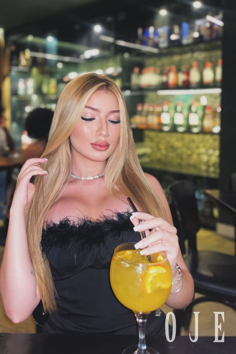 stories-slider-content