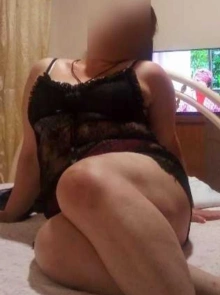 Paula apresenta o seu álbum de fotos de acompanhante profissional