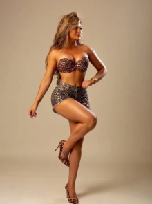 Melissa, elegância e classe como acompanhante de elite