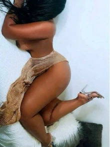 Procura discrição? Joana é a sua escort de confiança