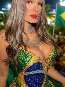 Luna, uma modelo elegante e discreta