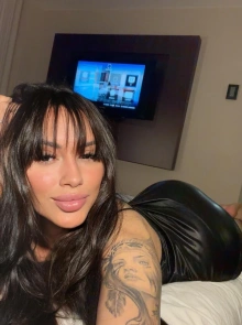 Reserve com Aline tavares, acompanhante grandes-mamas em Porto com perfil ativo