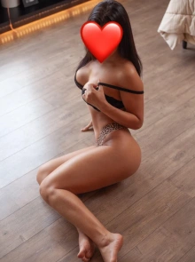 Emily é uma das acompanhantes mais procuradas atualmente