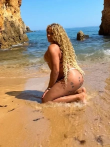 Mel é uma escort em Lagos com perfil verificado