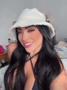 Luna, uma modelo elegante e discreta