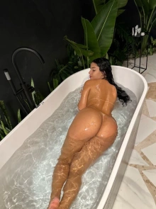 Juh, elegância e classe como acompanhante de elite