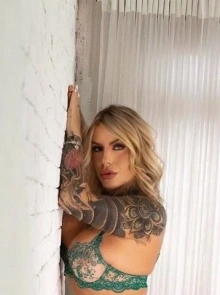 Manuela oferece serviços de companhia com total confiança e discrição