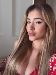 Fernanda apresenta o seu álbum de fotos de acompanhante profissional