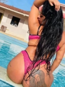 Stefany é uma escort de luxo com atendimento exclusivo