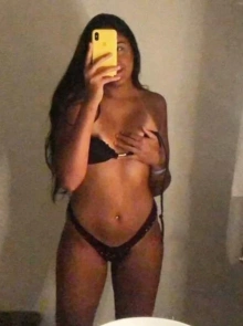 Conheça Aline, dama de companhia com serviços verificados