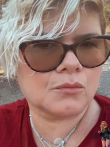 Ariel apresenta o seu álbum de fotos de acompanhante profissional