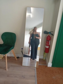 Scarllet kadosh destaca-se pela sua presença e elegância