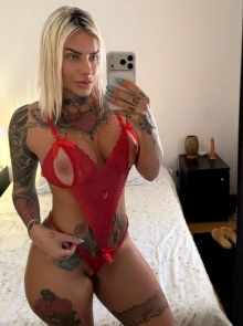 Conheça Manuela, dama de companhia com serviços verificados