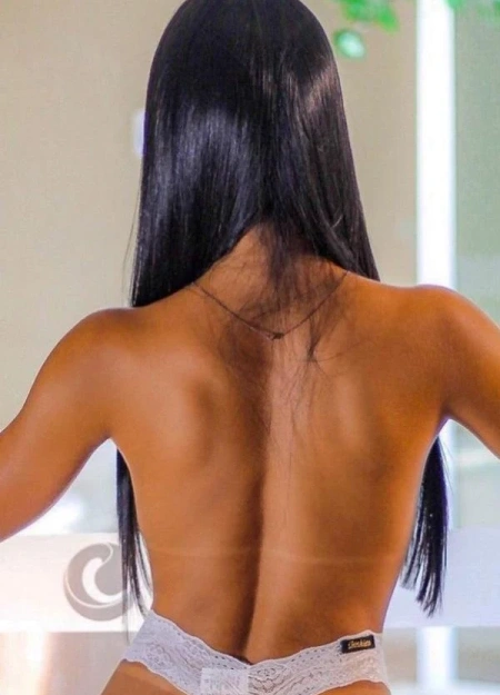 Carol ferrari, uma modelo elegante e discreta