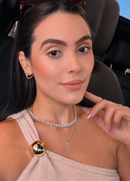 Conheça Sophia, dama de companhia com serviços verificados