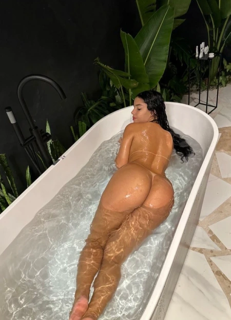 Juh, elegância e classe como acompanhante de elite