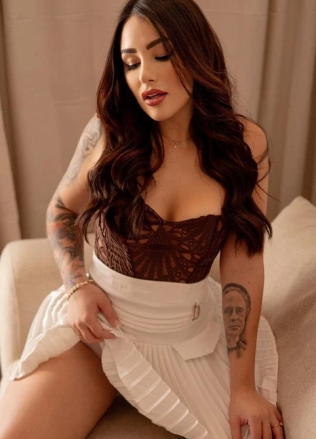 Agende o seu encontro com Julia, acompanhante com perfil ativo