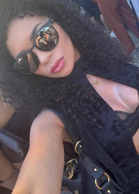 Conheça Célia Albuquer, dama de companhia com serviços verificados